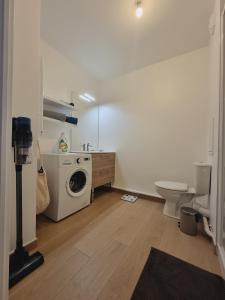 ein Badezimmer mit Waschmaschine und Toilette in der Unterkunft 2 room apartment near PARIS and Metro line 4 in Bagneux + 21 Fotos