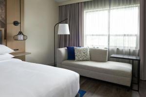 Postel nebo postele na pokoji v ubytování Kingston Marriott Hotel