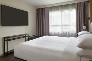Postel nebo postele na pokoji v ubytování Kingston Marriott Hotel