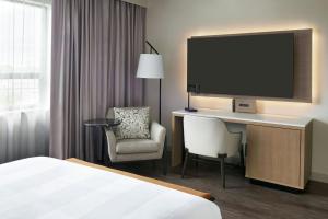 TV a/nebo společenská místnost v ubytování Kingston Marriott Hotel