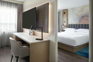 Postel nebo postele na pokoji v ubytování Kingston Marriott Hotel