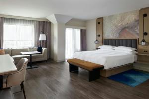 Postel nebo postele na pokoji v ubytování Kingston Marriott Hotel + 37 fotografií