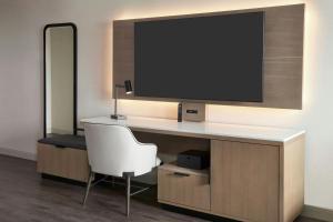TV a/nebo společenská místnost v ubytování Kingston Marriott Hotel