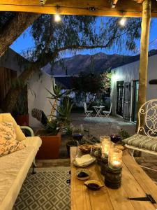 ein Wohnzimmer mit Tisch und Couch in der Unterkunft Mountain View - The Little Gem in Montagu