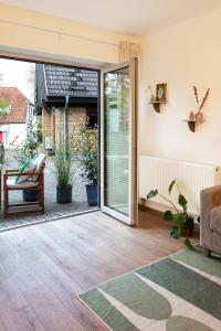 an open living room with a sliding glass door at FeWo im Herzen von Worpswede in Worpswede +12 photos