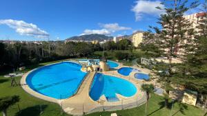 - une vue sur la grande piscine dans l'établissement Mar Benalmadena II - Jupiter, à Benalmádena