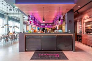 Lounge nebo bar v ubytování Moxy Milan Linate Airport
