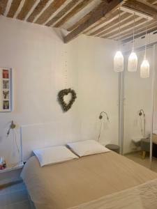 Posteľ alebo postele v izbe v ubytovaní Cannes Suquet appartement cosy