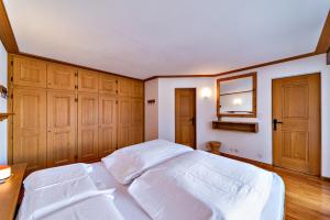 Postel nebo postele na pokoji v ubytování Chesa Aruons 21 - St. Moritz