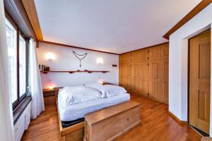 Postel nebo postele na pokoji v ubytování Chesa Aruons 21 - St. Moritz