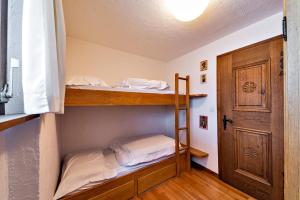 Postel nebo postele na pokoji v ubytování Chesa Aruons 21 - St. Moritz