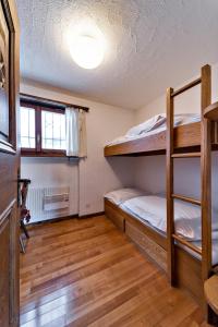 Postel nebo postele na pokoji v ubytování Chesa Aruons 21 - St. Moritz