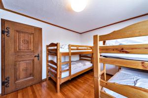 Postel nebo postele na pokoji v ubytování Chesa Aruons 21 - St. Moritz