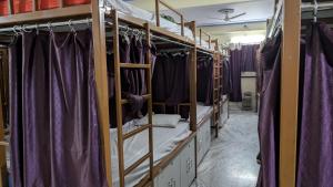 Postel nebo postele na pokoji v ubytování Holy Ganges Dorms