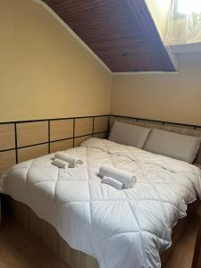 Rúm í herbergi á Ideal