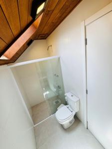 ein Bad mit einem WC und einer ebenerdigen Dusche in der Unterkunft MRG - Convidativa Casa 3D em Condomínio Privativo em Canela - Próximo ao Parque Terra Mágica Florybal in Canela + 23 Fotos