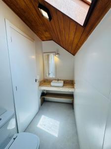 ein Badezimmer mit Waschbecken und Toilette in der Unterkunft MRG - Convidativa Casa 3D em Condomínio Privativo em Canela - Próximo ao Parque Terra Mágica Florybal in Canela