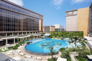 Bazén v ubytování Sheraton Manila Hotel at Newport World Resorts nebo v jeho okolí