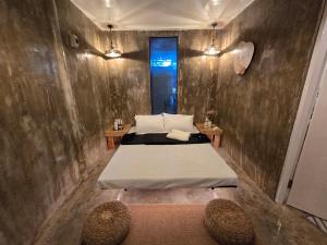 モアルボアルにあるCasa Christiana Moalboalのベッドルーム1室(ベッド1台、テーブル2台付)