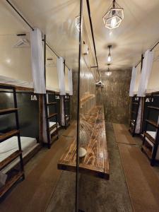モアルボアルにあるCasa Christiana Moalboalの二段ベッド1組が備わる客室です。