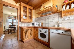 una cucina con piano cottura e lavastoviglie di la casita a Las Pesas