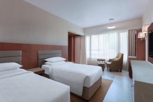 Postel nebo postele na pokoji v ubytování Courtyard by Marriott Madurai