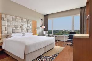 Postel nebo postele na pokoji v ubytování Courtyard by Marriott Madurai