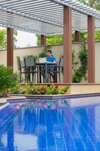 Bazén v ubytování Courtyard by Marriott Madurai nebo v jeho okolí
