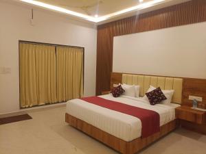 Postel nebo postele na pokoji v ubytování Riverside Resort Yelagiri