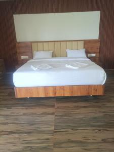 Postel nebo postele na pokoji v ubytování Riverside Resort Yelagiri