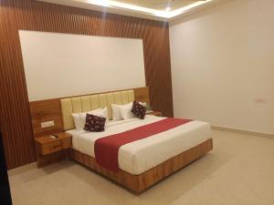 Postel nebo postele na pokoji v ubytování Riverside Resort Yelagiri