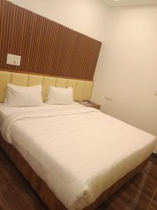 Postel nebo postele na pokoji v ubytování Riverside Resort Yelagiri