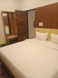 Postel nebo postele na pokoji v ubytování Riverside Resort Yelagiri