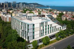 青岛青岛福楼安可傲途格精选酒店的一座城市建筑的鸟瞰图
