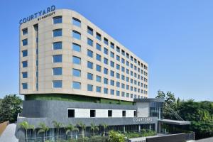 een weergave van de voorgevel van een hotel bij Courtyard by Marriott Nashik in Nashik