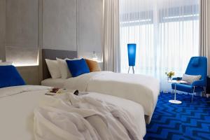 Cama ou camas em um quarto em Renaissance Warsaw Airport Hotel