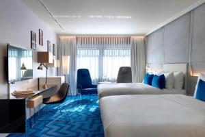 Cama ou camas em um quarto em Renaissance Warsaw Airport Hotel