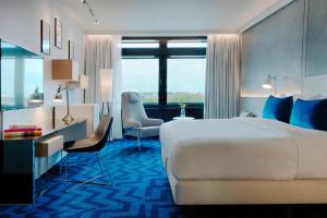 Cama ou camas em um quarto em Renaissance Warsaw Airport Hotel