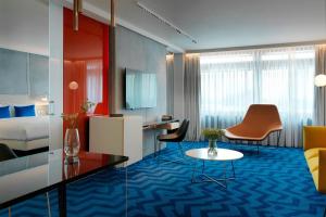 Uma área de estar em Renaissance Warsaw Airport Hotel