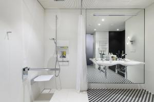 Um banheiro em Renaissance Warsaw Airport Hotel