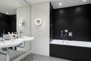 Um banheiro em Renaissance Warsaw Airport Hotel