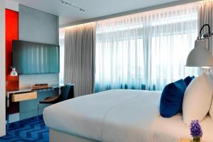 Cama ou camas em um quarto em Renaissance Warsaw Airport Hotel