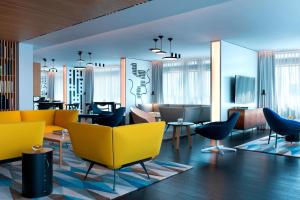 Uma área de estar em Renaissance Warsaw Airport Hotel