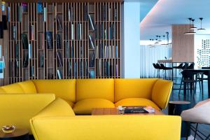 Uma área de estar em Renaissance Warsaw Airport Hotel