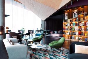 Uma área de estar em Renaissance Warsaw Airport Hotel