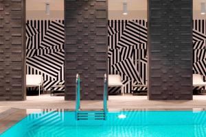 A piscina localizada em Renaissance Warsaw Airport Hotel ou nos arredores