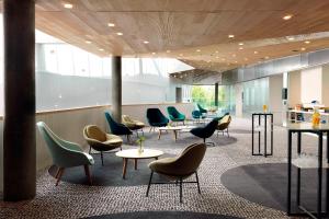 Uma área de estar em Renaissance Warsaw Airport Hotel