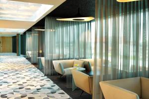 Uma área de estar em Renaissance Warsaw Airport Hotel