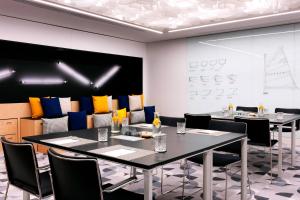 Uma área de estar em Renaissance Warsaw Airport Hotel