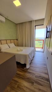 a bedroom with two beds and a large window at Casa Horizonte do Sertão - Piranhas-AL in Piranhas